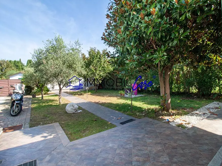 Immagine 18 di Villa in vendita  a Livorno
