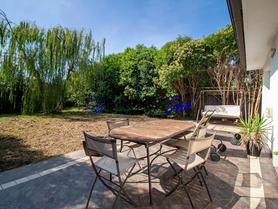 Immagine 11 di Villa in vendita  a Livorno