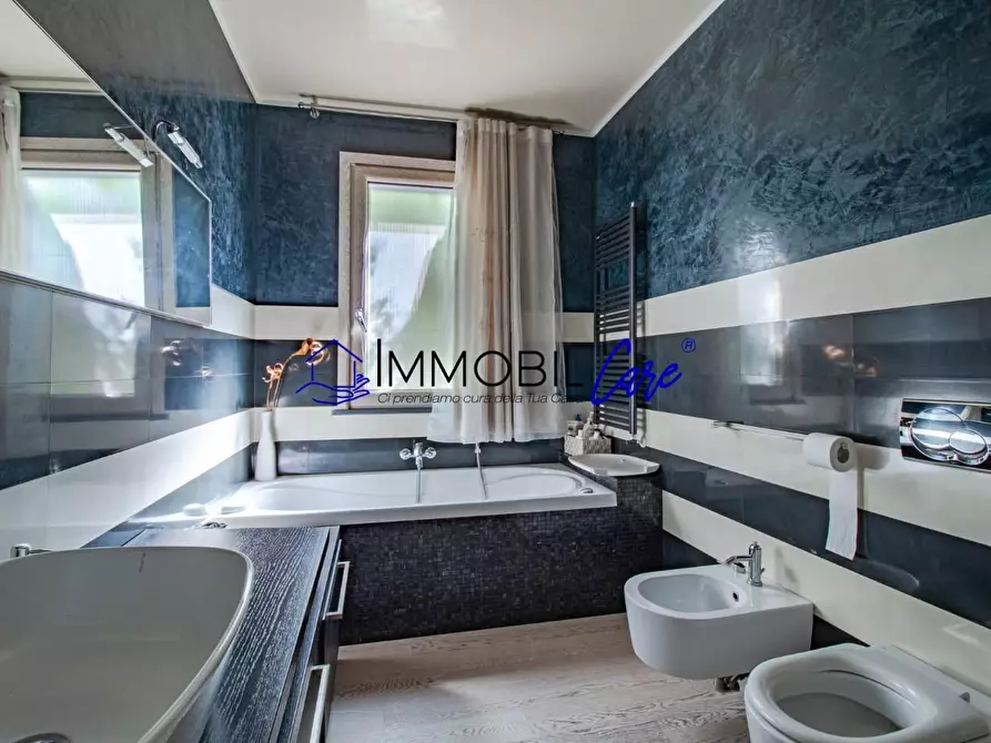 Immagine 21 di Villa in vendita  a Livorno