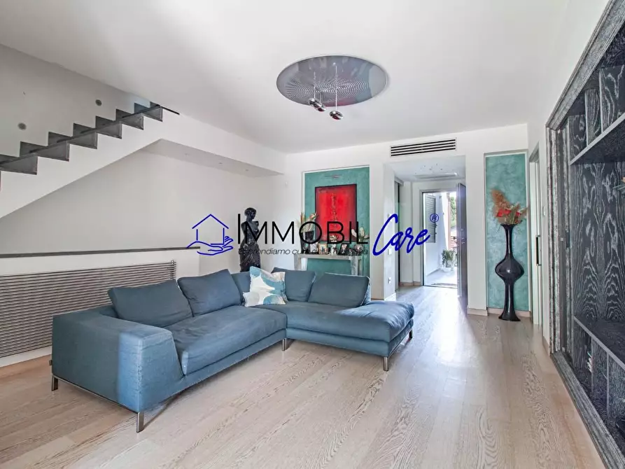 Immagine 5 di Villa in vendita  a Livorno