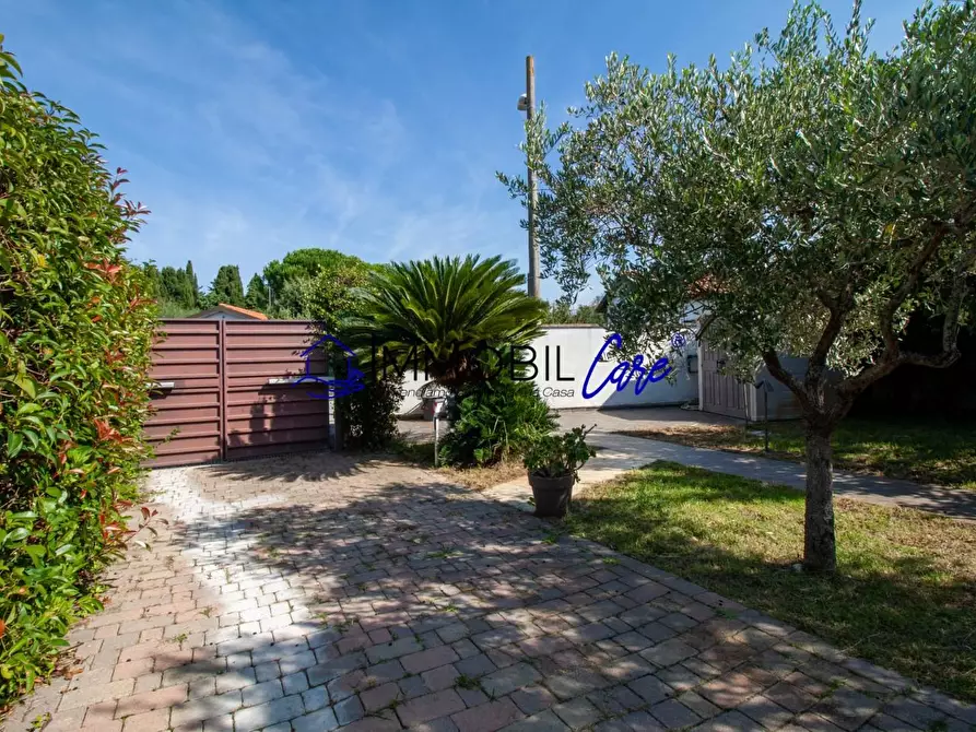 Immagine 19 di Villa in vendita  a Livorno