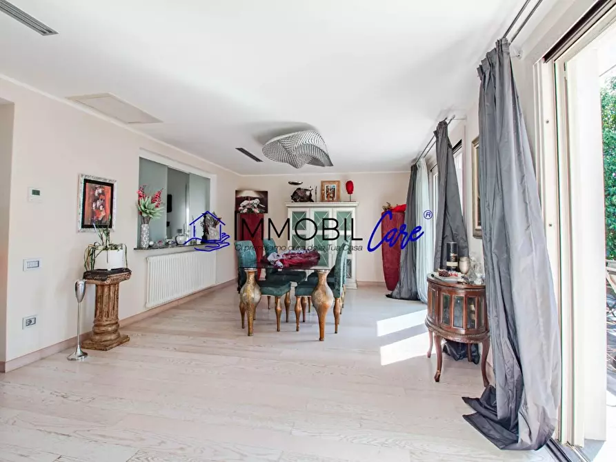 Immagine 8 di Villa in vendita  a Livorno