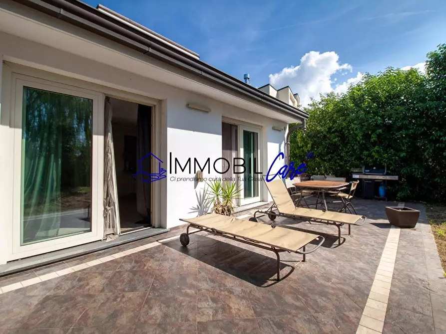 Immagine 12 di Villa in vendita  a Livorno