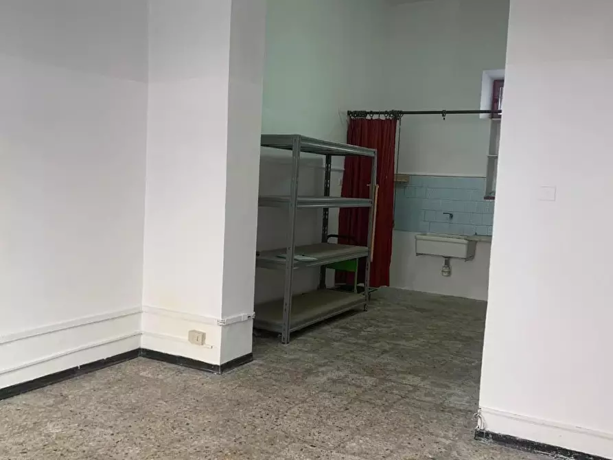 Immagine 4 di Locale commerciale in affitto  a Livorno