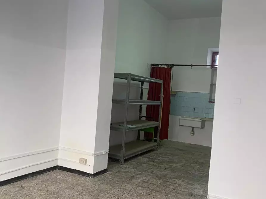 Immagine 3 di Locale commerciale in affitto  a Livorno