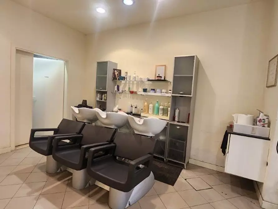 Immagine 2 di Attività commerciale in vendita  a Calci