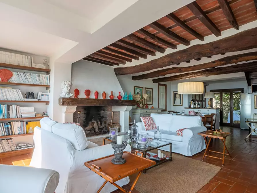 Immagine 11 di Villa in vendita  a Camaiore