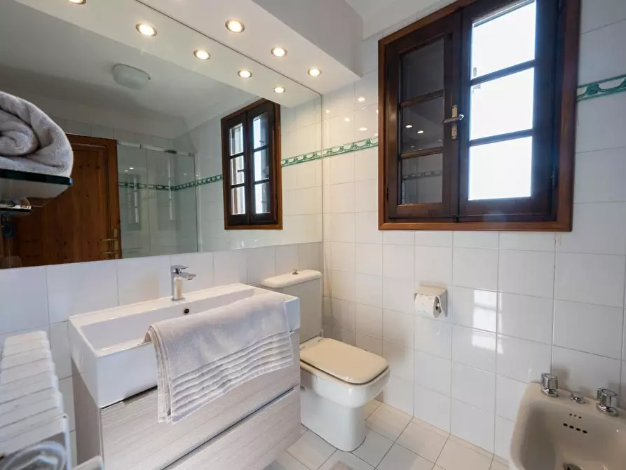 Immagine 25 di Villa in vendita  a Camaiore