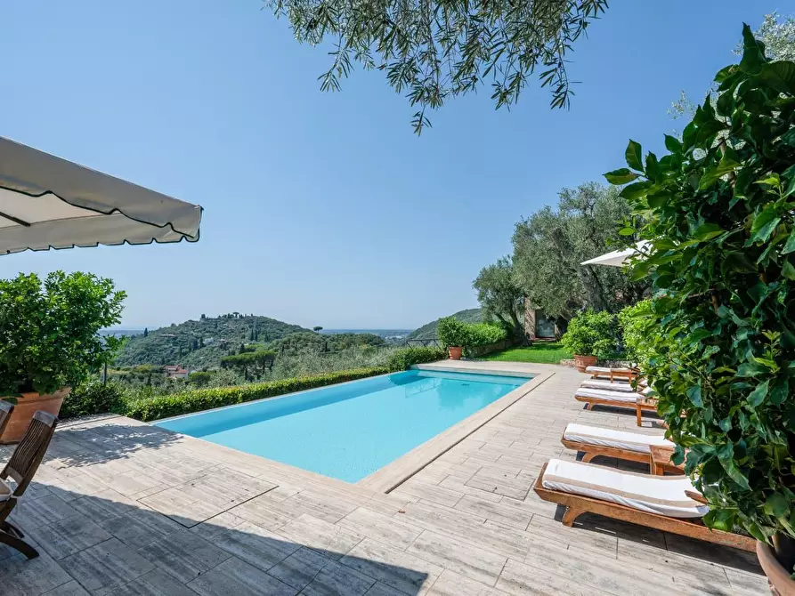 Immagine 36 di Villa in vendita  a Camaiore