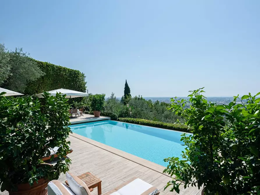 Immagine 4 di Villa in vendita  a Camaiore