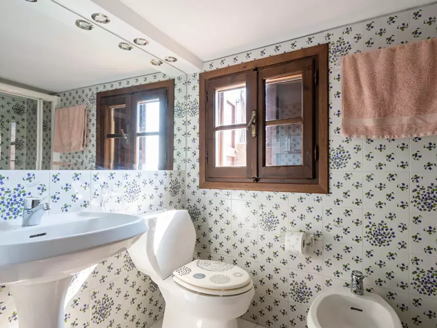 Immagine 26 di Villa in vendita  a Camaiore