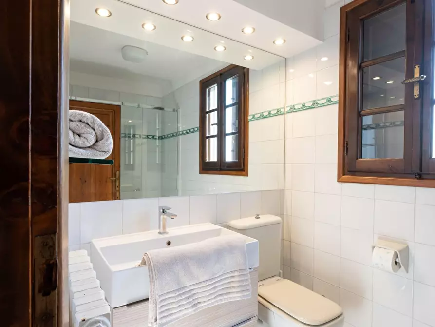 Immagine 70 di Villa in vendita  a Camaiore