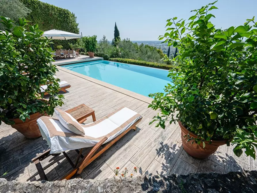 Immagine 1 di Villa in vendita  a Camaiore