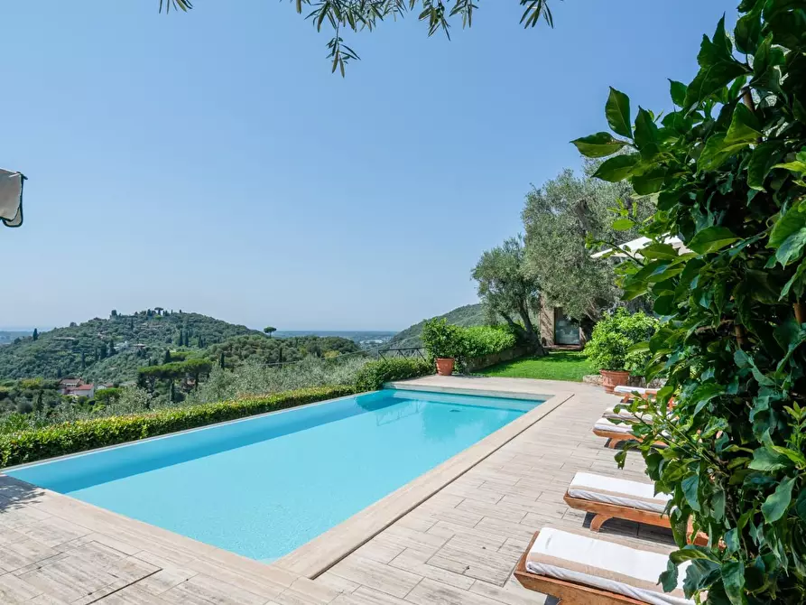 Immagine 37 di Villa in vendita  a Camaiore