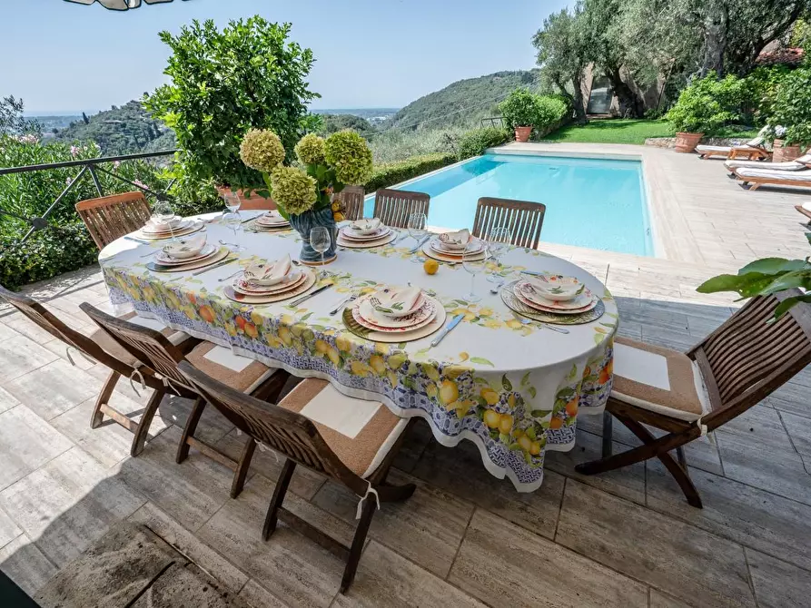 Immagine 2 di Villa in vendita  a Camaiore