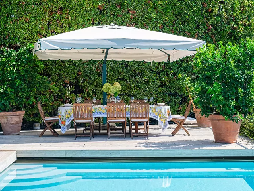 Immagine 49 di Villa in vendita  a Camaiore