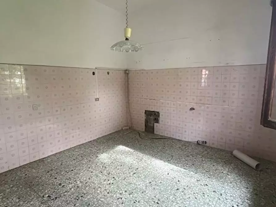 Immagine 17 di Villa in vendita  a Massa