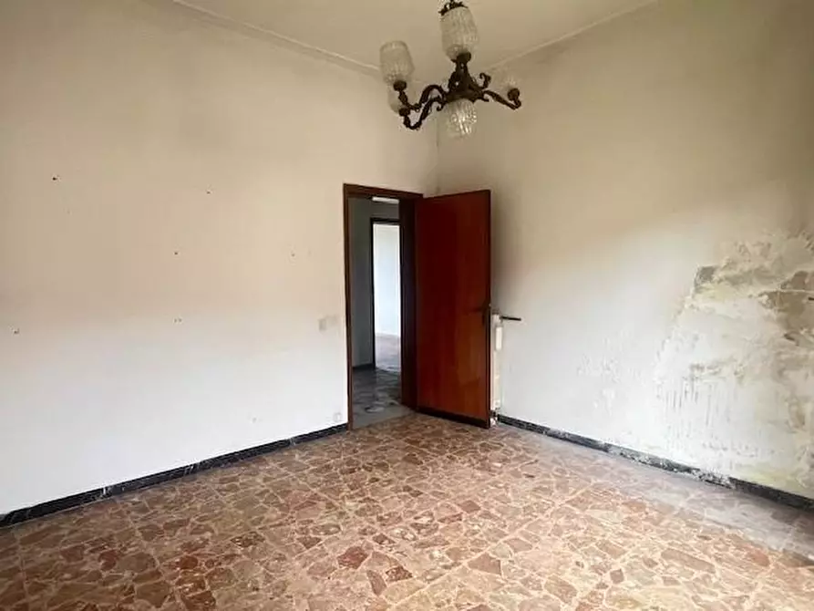 Immagine 27 di Villa in vendita  a Massa