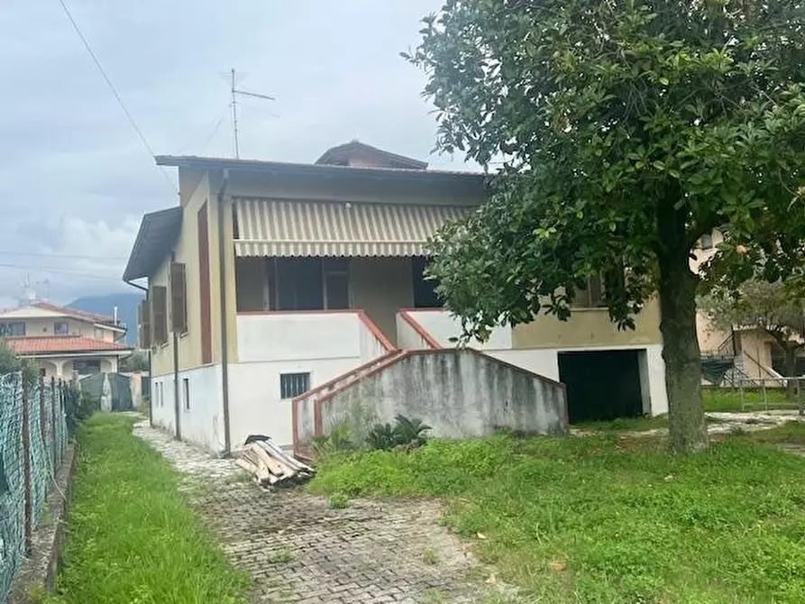 Immagine 5 di Villa in vendita  a Massa