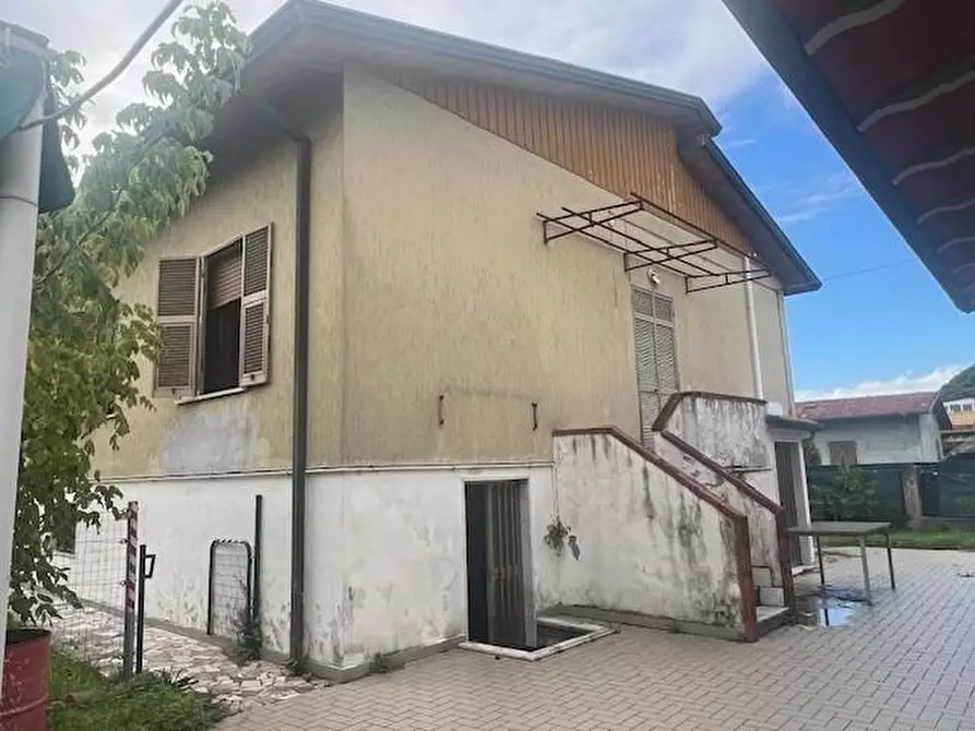 Immagine 2 di Villa in vendita  a Massa