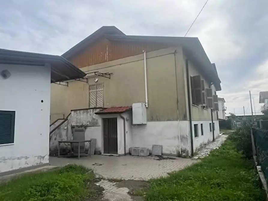 Immagine 1 di Villa in vendita  a Massa