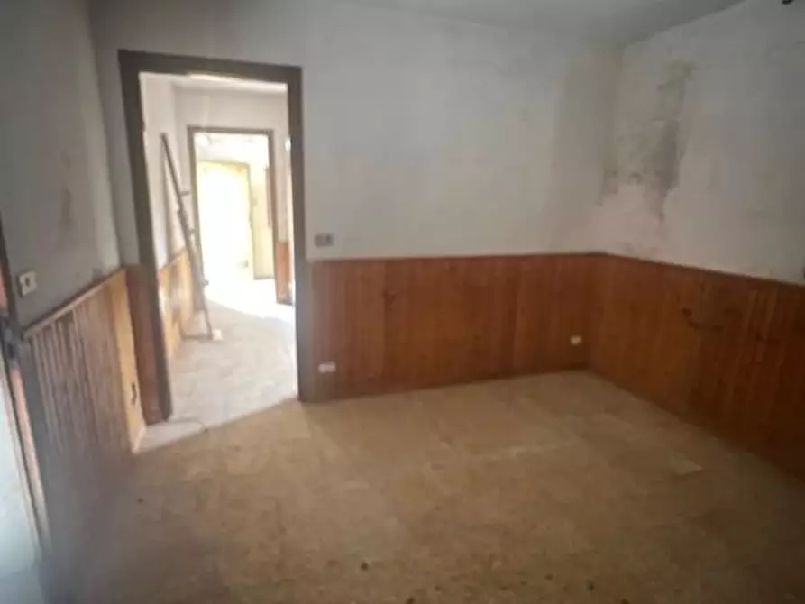 Immagine 50 di Villa in vendita  a Massa