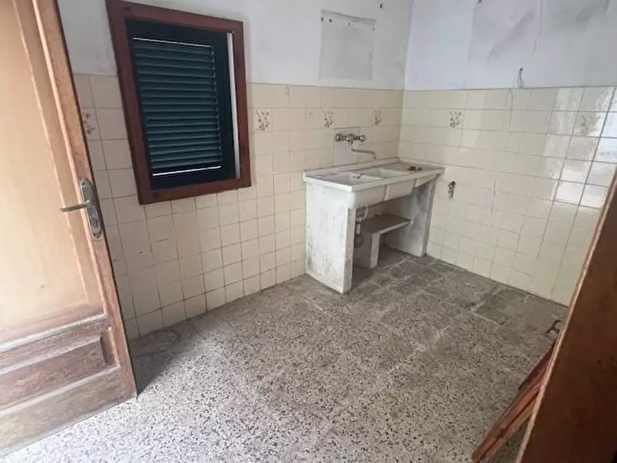Immagine 52 di Villa in vendita  a Massa