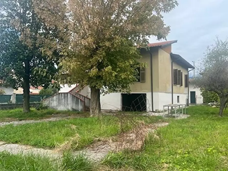 Immagine 4 di Villa in vendita  a Massa