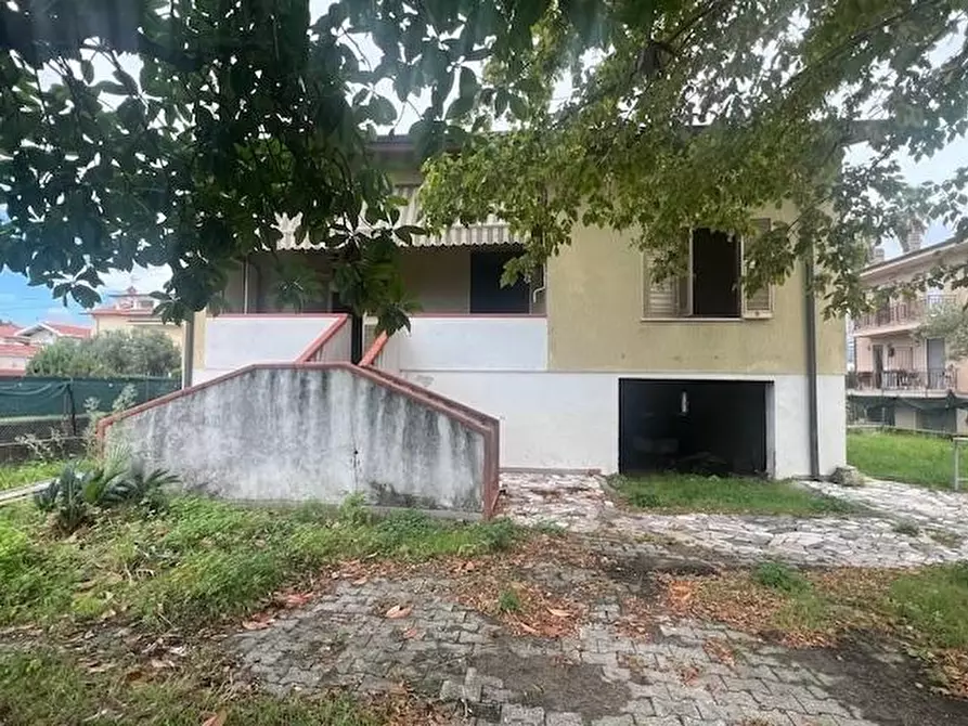 Immagine 11 di Villa in vendita  a Massa