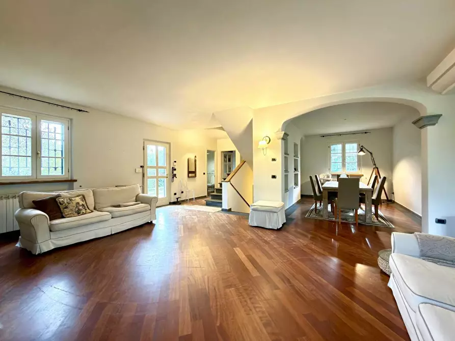 Immagine 2 di Villa in vendita  a Lucca