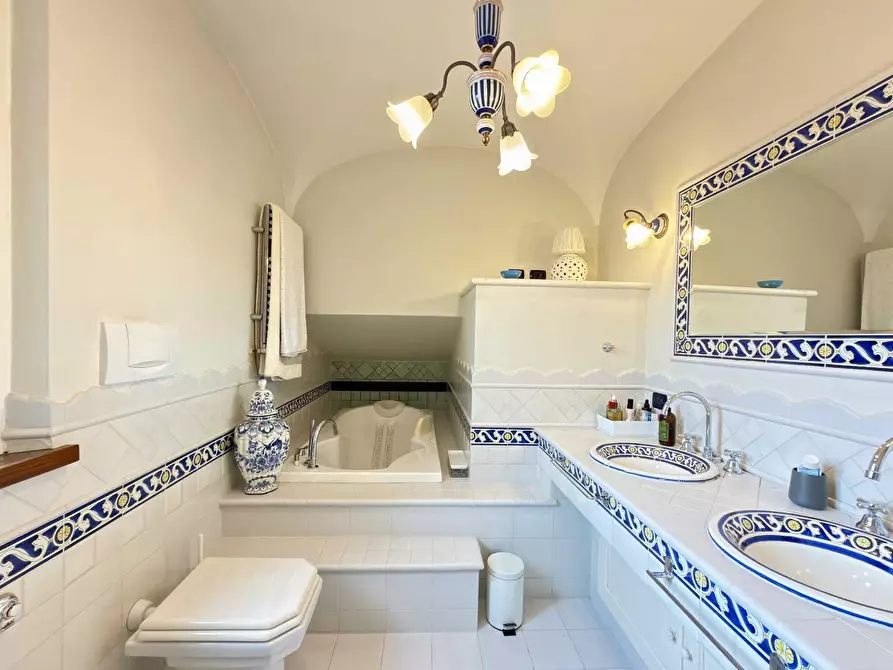 Immagine 18 di Villa in vendita  a Lucca