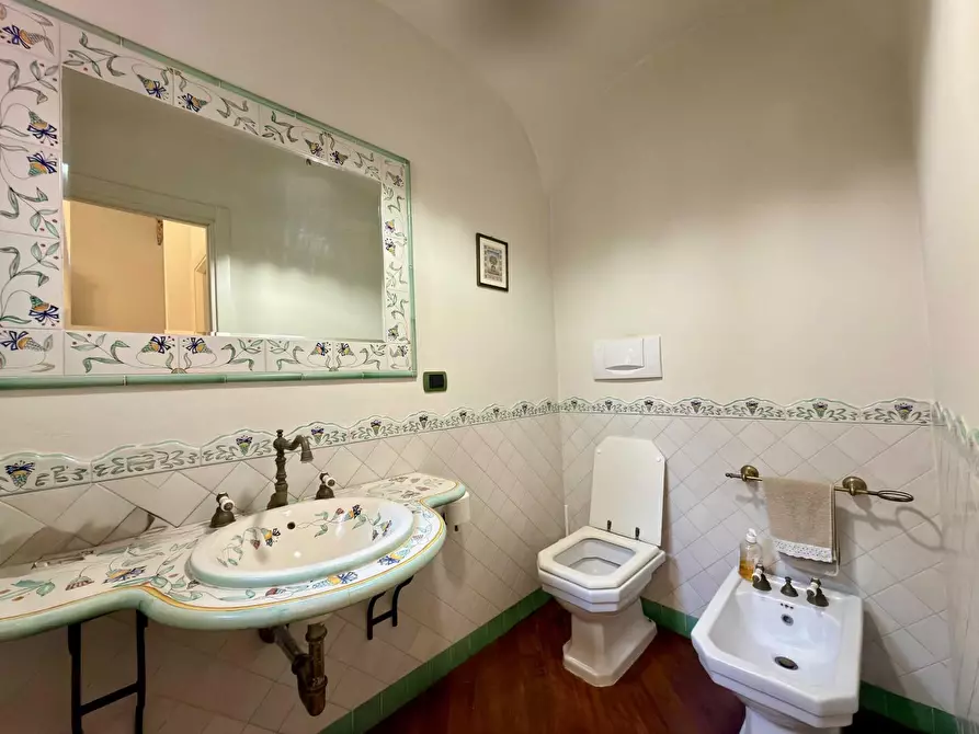 Immagine 43 di Villa in vendita  a Lucca