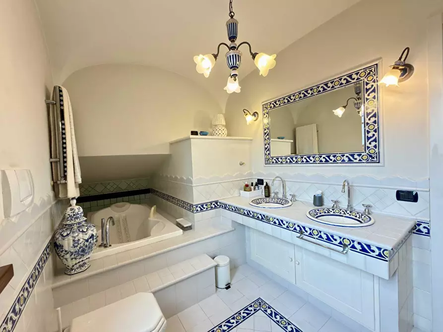 Immagine 46 di Villa in vendita  a Lucca