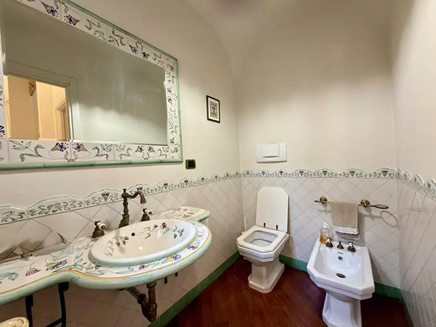 Immagine 11 di Villa in vendita  a Lucca