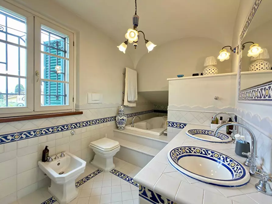 Immagine 19 di Villa in vendita  a Lucca