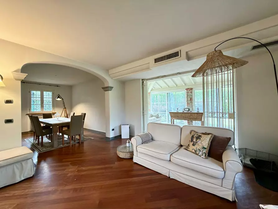 Immagine 4 di Villa in vendita  a Lucca