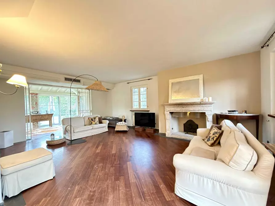 Immagine 1 di Villa in vendita  a Lucca