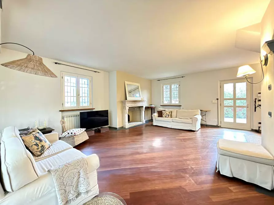Immagine 3 di Villa in vendita  a Lucca