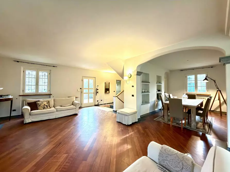 Immagine 37 di Villa in vendita  a Lucca