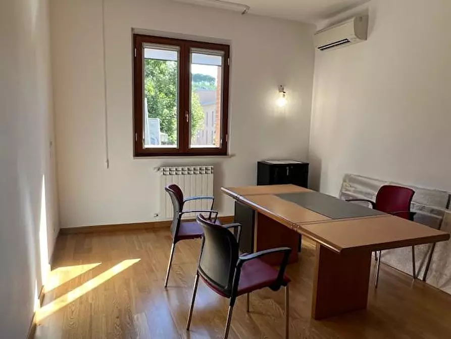 Immagine 15 di Appartamento in vendita  a Siena