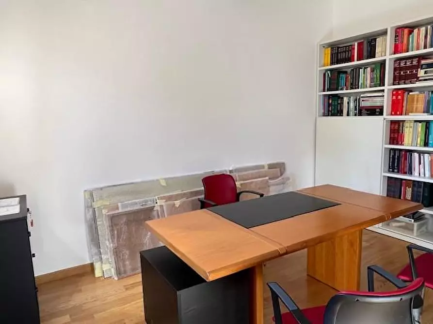 Immagine 17 di Appartamento in vendita  a Siena