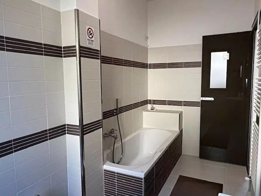 Immagine 23 di Appartamento in vendita  a Siena