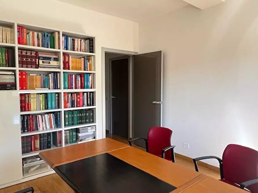 Immagine 19 di Appartamento in vendita  a Siena