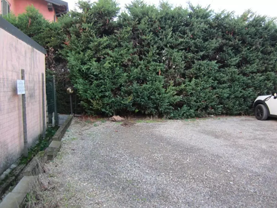 Immagine 1 di Garage in vendita  a Linarolo