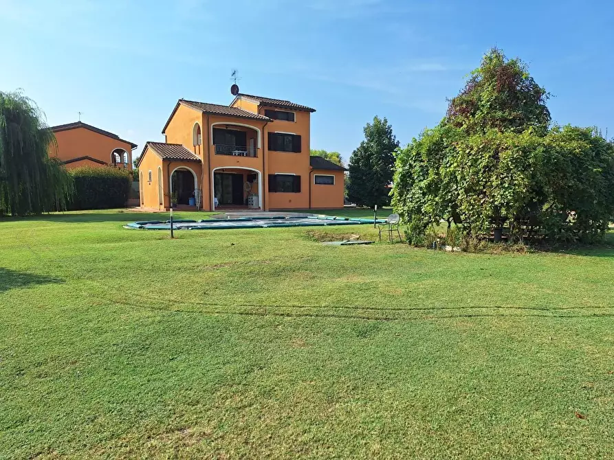 Immagine 19 di Villa in vendita  a Capannori