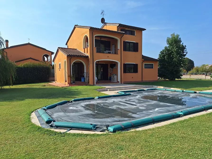Immagine 1 di Villa in vendita  a Capannori