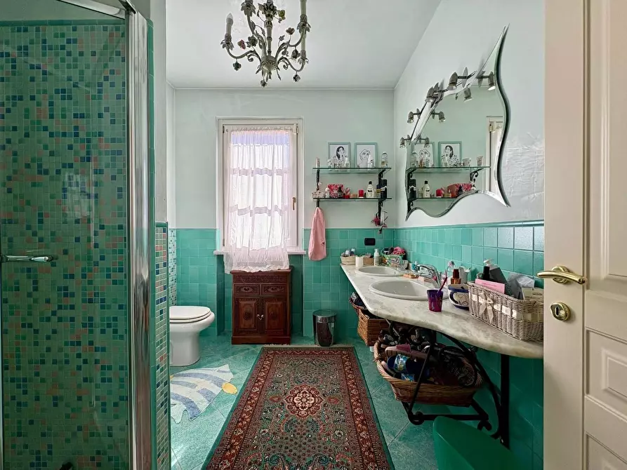 Immagine 19 di Villa in vendita  a Massa