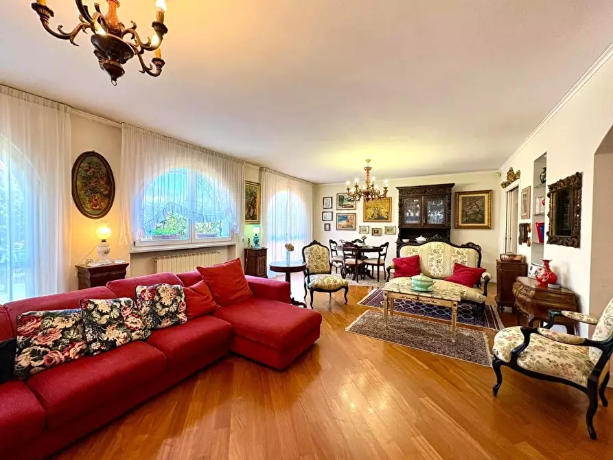 Immagine 1 di Villa in vendita  a Massa