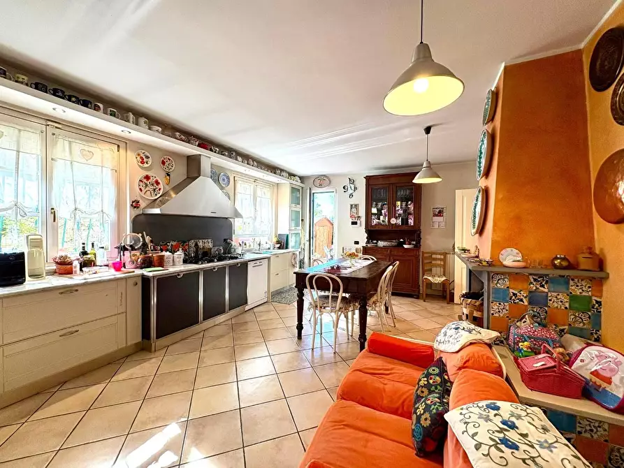 Immagine 3 di Villa in vendita  a Massa