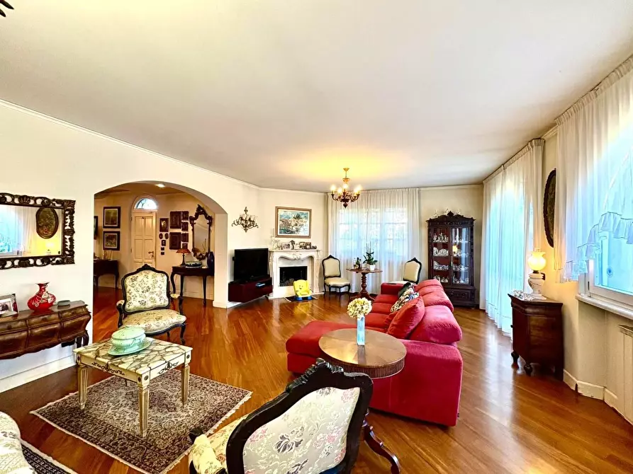Immagine 2 di Villa in vendita  a Massa